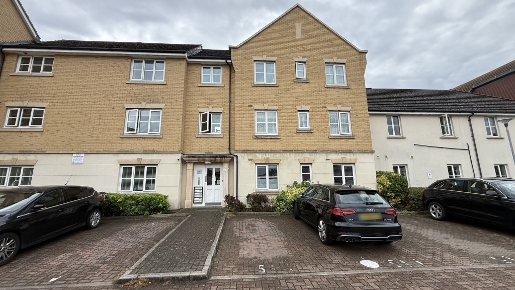 Lot: 204 - VACANT GROUND FLOOR FLAT WITH PARKING - Exterior image of front building and communal entrance